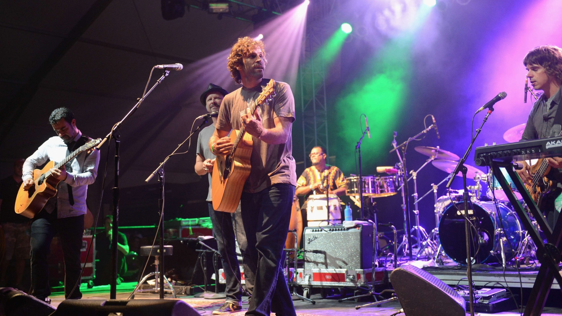 13.jun.2013 - Jack Johnson toca com a ALO (Animal Liberation Orchestra) no primeiro dia do Bonnaroo Music & Arts Festival, que teve ainda apresentações como Japandroids e The Vaccines. Paul McCartney, Cat Power e Björk também estão no line-up deste ano - Jason Merritt / Getty Images / AFP Photo