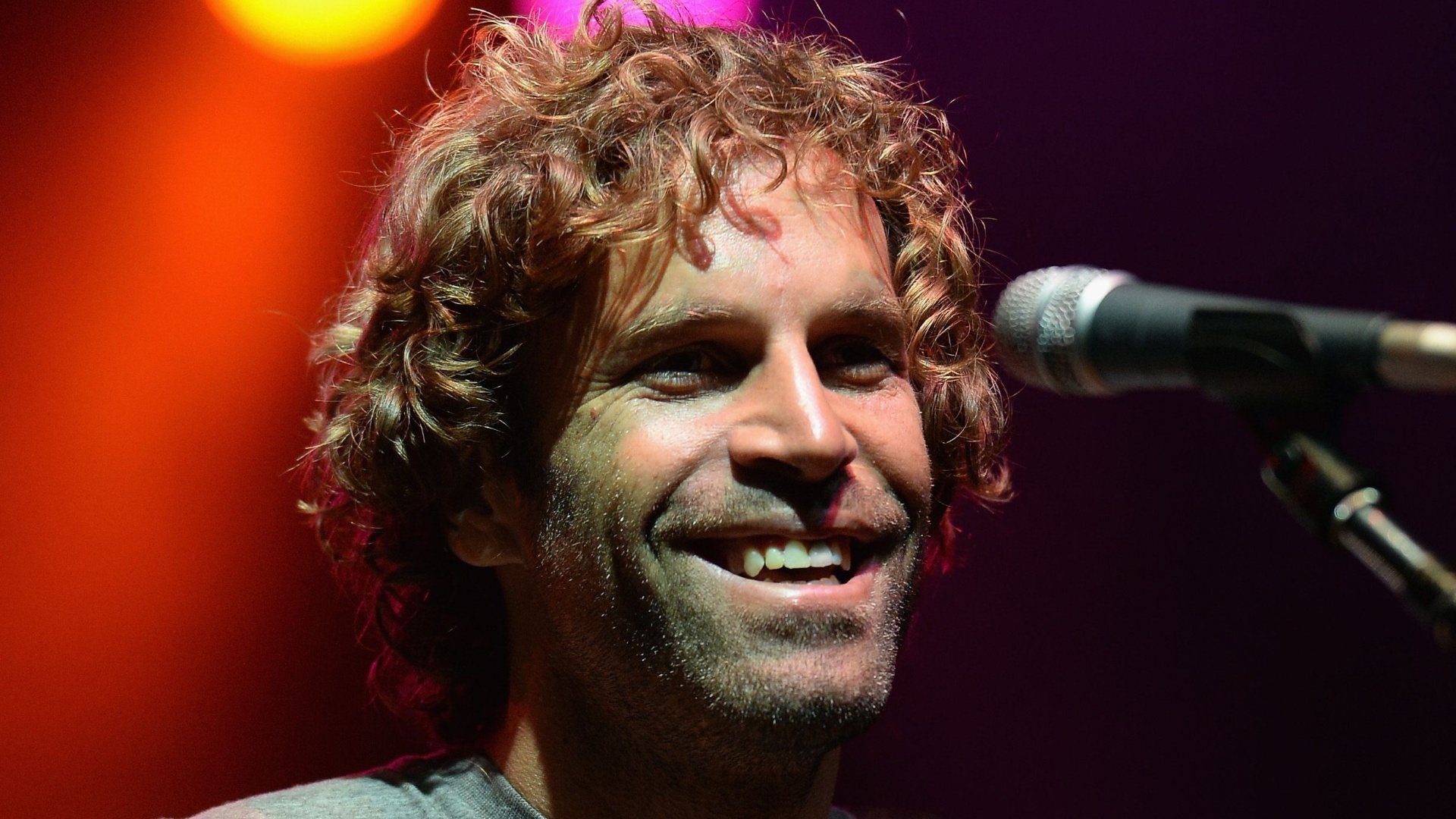 13.jun.2013 - Jack Johnson toca com a ALO (Animal Liberation Orchestra) no primeiro dia do Bonnaroo Music & Arts Festival, que teve ainda apresentações como Japandroids e The Vaccines. Paul McCartney, Cat Power e Björk também estão no line-up deste ano - Jason Merritt / Getty Images / AFP Photo