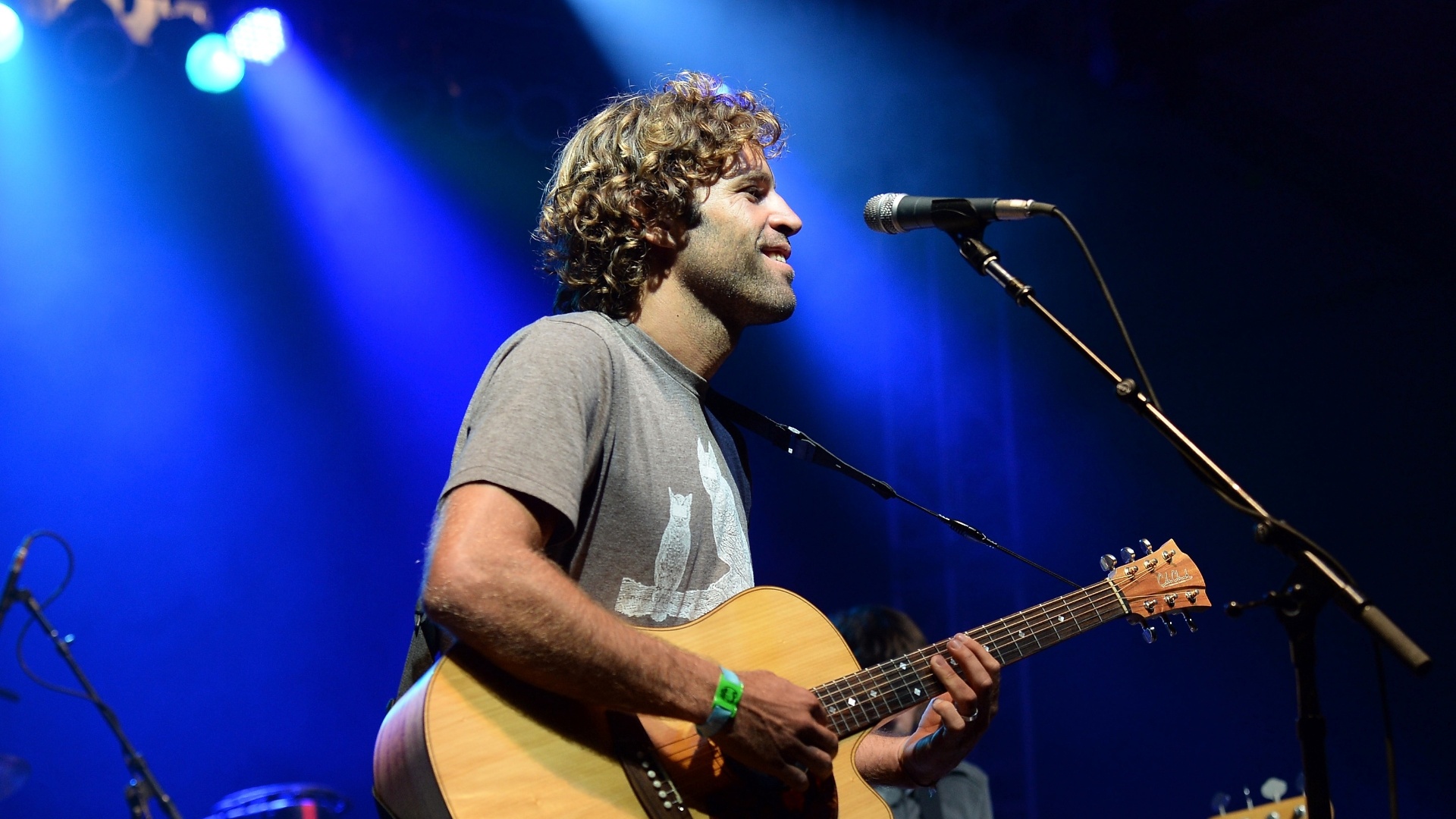 13.jun.2013 - Jack Johnson toca com a ALO (Animal Liberation Orchestra) no primeiro dia do Bonnaroo Music & Arts Festival, que teve ainda apresentações como Japandroids e The Vaccines. Paul McCartney, Cat Power e Björk também estão no line-up deste ano - Jason Merritt / Getty Images / AFP Photo