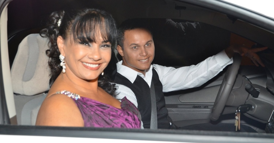 14.jun.2013 - A atriz Solange Couto e o marido Jamerson Andrade chegam de carro para a cerimônia do casamento de Bárbara Borges