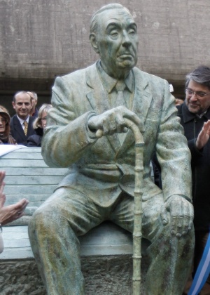 Escultura do escritor argentino Jorge Luis Borges inaugurada no jardim da Biblioteca Nacional, no bairro Recoleta, em Buenos Aires - David Fernández/EFE