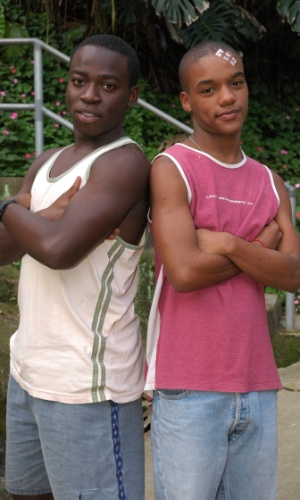 Laranjinha (Darlan Cunha) e Acerola (Douglas Silva) eram os protagonistas de "Cidade dos Homens", série que ficou no ar na Globo durante 2002 e 2005