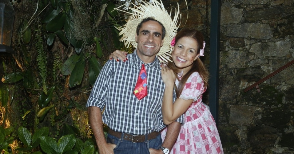 14.jun.2013 - Nívea Stellmann posa com seu companheiro Marcos Vinícius de aliança em festa junina no Rio de Janeiro