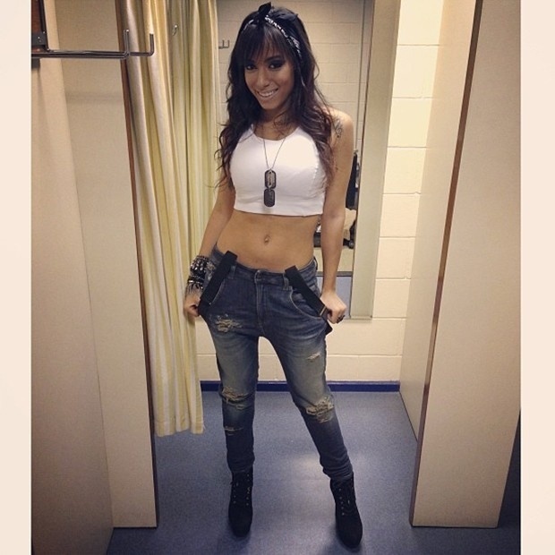 15.jun.2013 - Anitta publica foto com barriga de fora