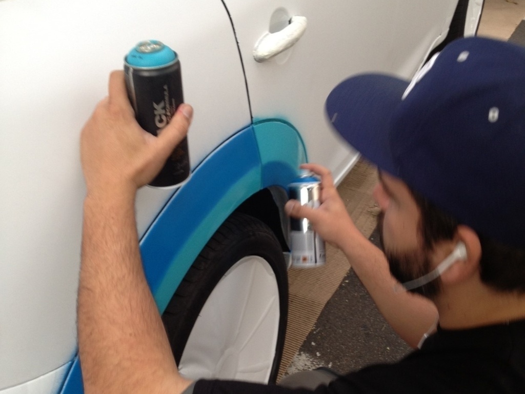 15.jun.2013 - Artista pinta carro no Jardins, zona oeste de São Paulo - Júnior Datena