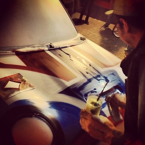 15.jun.2013 - Artista pinta carro no Jardins, zona oeste de São Paulo - Júnior Datena