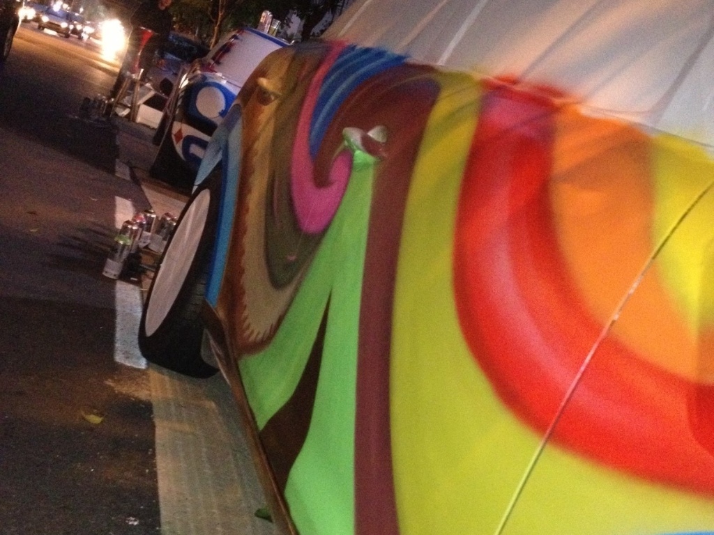15.jun.2013 - Carro é pintado por artistas em ação na rua Oscar Freire, em São Paulo - Júnior Datena