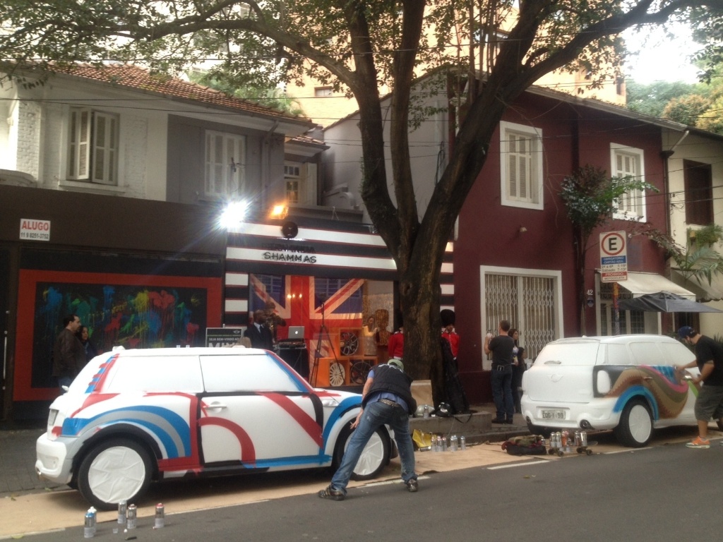 15.jun.2013 - Carro é pintado por artistas em ação na rua Oscar Freire, em São Paulo - Júnior Datena