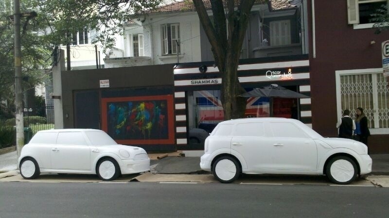 15.jun.2013 - Dois carros que serão pintados antes dos artistas começarem a trabalhar - Júnior Datena