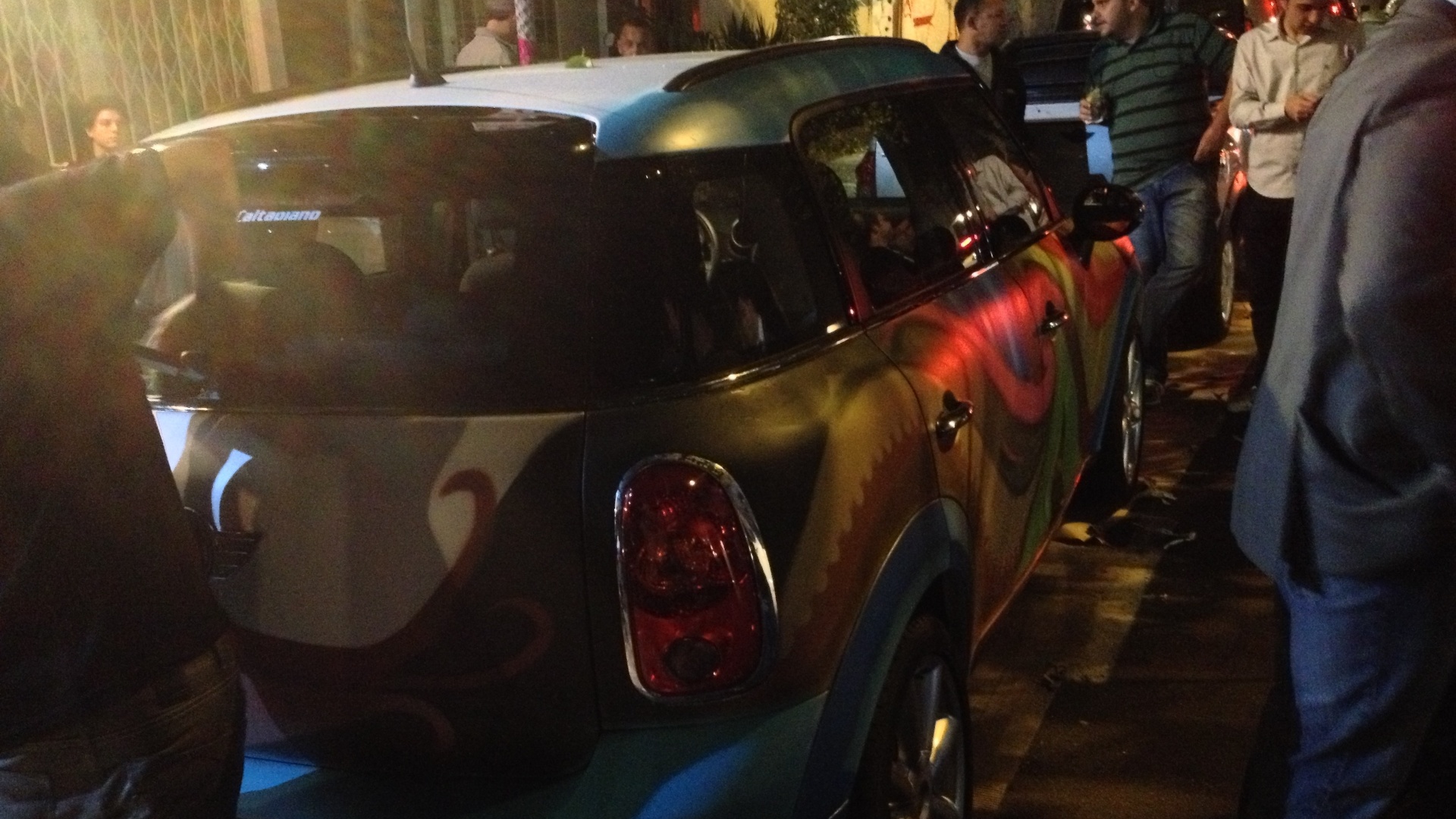 15.jun.2013 - Carro já finalizado após artistas modificarem as cores originais do veículo. A intervenção artística foi realizada na rua Oscar Freire, em São Paulo - Júnior Datena