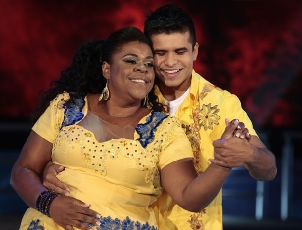 16.jun.2013 - Cacau Protásio e Rodrigo Picanço dançam ?Baião? na noite forró na "Dança dos Famosos"