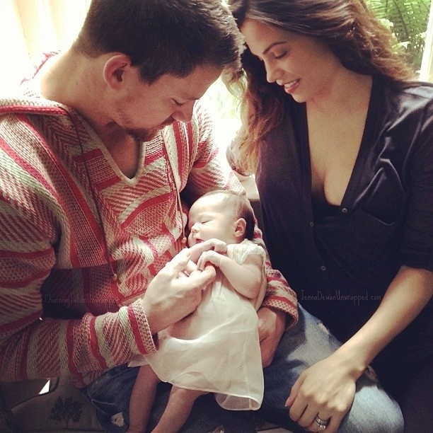 16.jun.2013 - O casal de atores Channing Tatum e Jenna Dewan-Tatum publicam foto em que mostram a filha pela primeira vez
