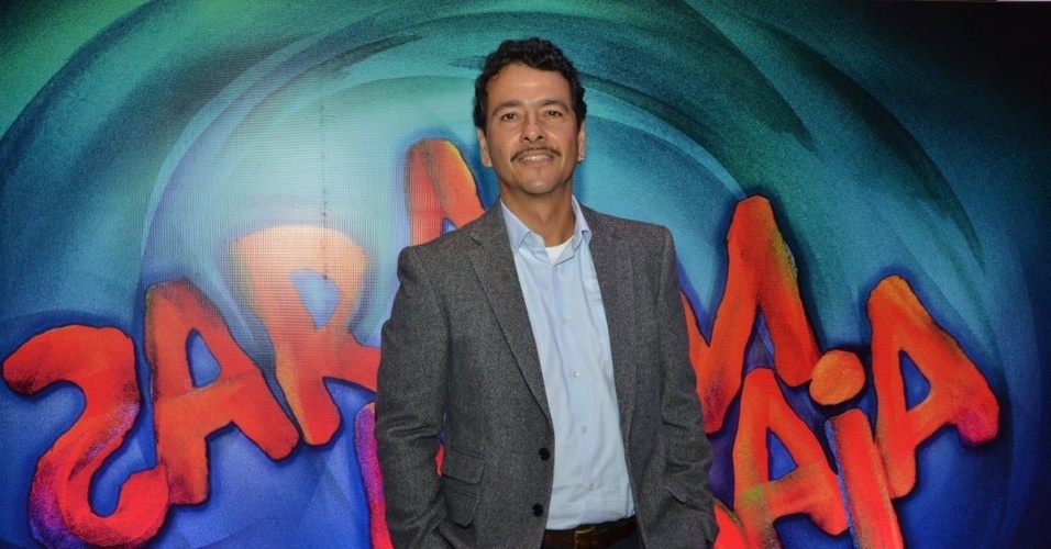 17.jun.2013 - -Marcos Palmeira, que interpreta Cazuza, dono da única farmácia da cidade, posa na abertura da exposição