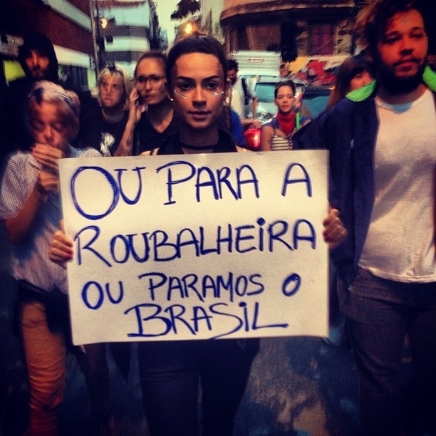 17.jun.2013 - A atriz Thaila Ayala segura cartaz em que se lê. "Ou para a roubalheira ou paramos o Brasil" em protesto