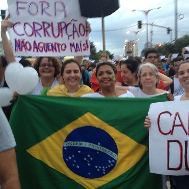17.jun.2013 - A cantora Gaby Amarantos caminha em protesto no Pará