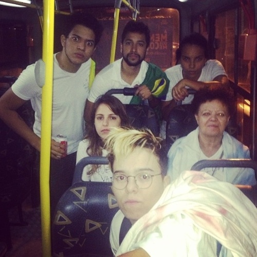 17.jun.2013 - A cantora Maria Gadú vai de ônibus ao protesto no Rio, acompanhada de amigos e da mãe, Neusa Gadú