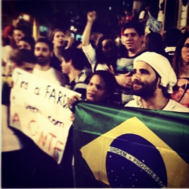 17.jun.2013 - Bruno Gagliasso participa de protesto no Rio