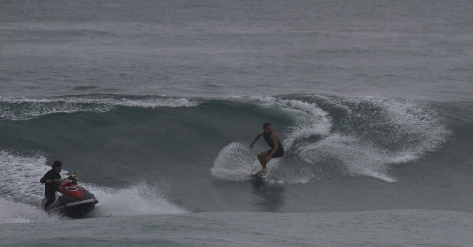 17.jun.2013 - Cauã Reymond aproveitou a manhã desta segunda-feira (17) para surfar - um de seus esportes favoritos. Mesmo com o mar agitado, o ator foi esteve na Prainha, zona oeste do Rio de Janeiro, e mostrou toda a sua habilidade com a prancha