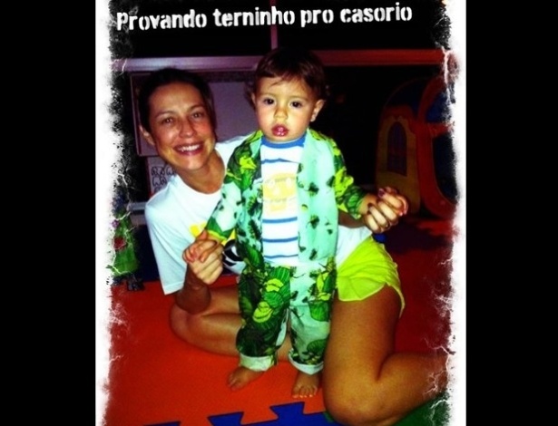 17.jun.2013 - Luana Piovani mostra terno do filho para seu casamento