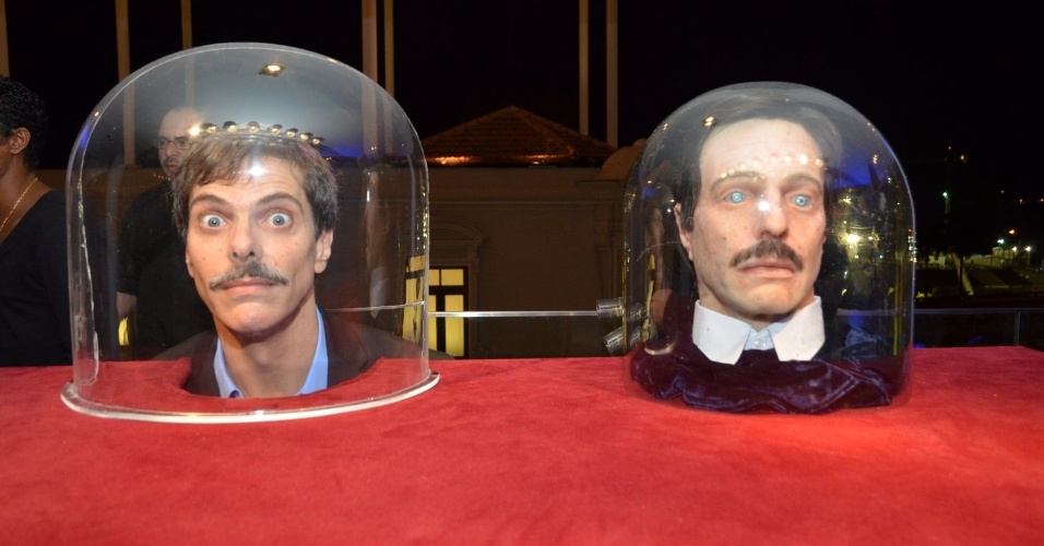 17.jun.2013 - O ator Luiz Henrique Nogueira, que interpreta Belisário, brinca com a cabeça cenográfica que é carregada pela viúva, dona Pupu, em uma redoma de vidro