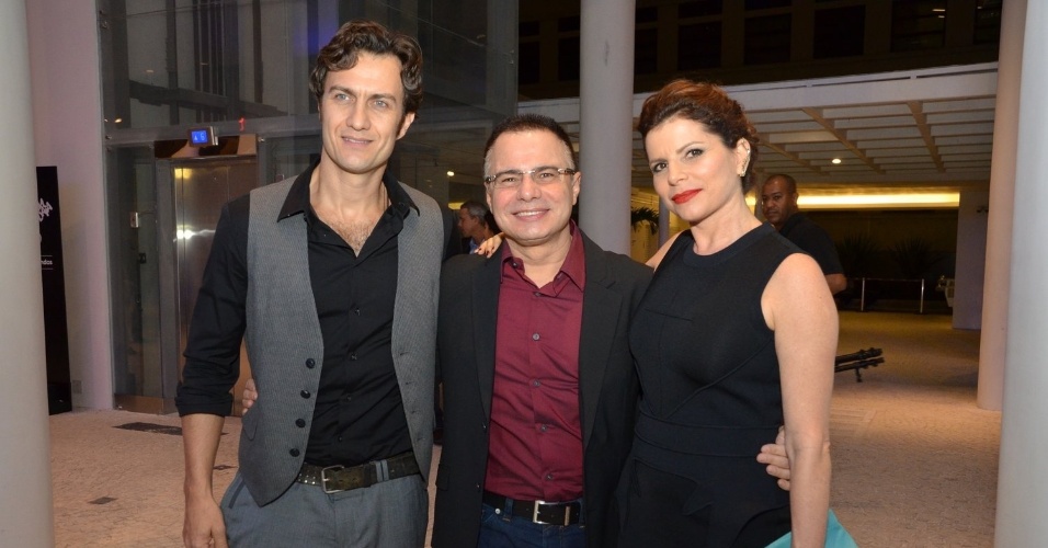 17.jun.2013 - O dramaturgo Ricardo Linhares, que adaptou a obra de Dias Gomes, é ladeado por Gabriel Braga Nunes e Debora Bloch