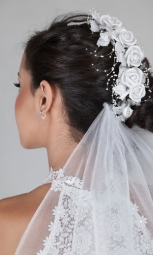 Imagem para matéria do Casamentoclick sobre acessórios que conferem delicadeza ao penteado da noiva - Thinkstock