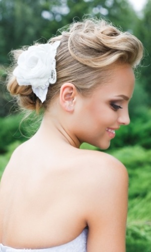 Imagem para matéria do Casamentoclick sobre acessórios que conferem delicadeza ao penteado da noiva - Thinkstock