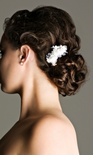 Imagem para matéria do Casamentoclick sobre acessórios que conferem delicadeza ao penteado da noiva - Thinkstock