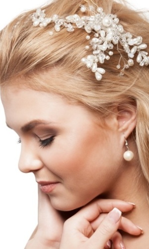 Imagem para matéria do Casamentoclick sobre acessórios que conferem delicadeza ao penteado da noiva - Thinkstock