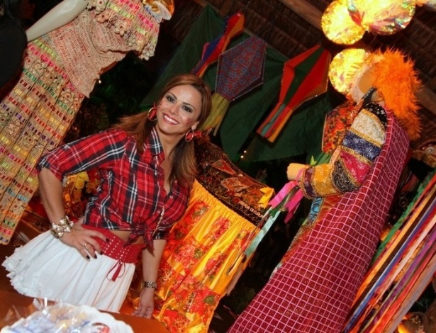 17.jun.2013 - A atriz e modelo Viviane Araújo posa na festa junina organizada por Alcione, o Arraiá da Marrom, no Rio de Janeiro