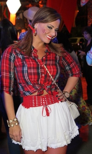 17.jun.2013 - A atriz e modelo Viviane Araújo posa na festa junina organizada por Alcione, o Arraiá da Marrom, no Rio de Janeiro