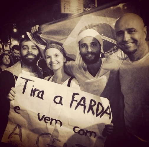 17.jun.2013 - A atriz Fernanda Rodrigues e o ator Bruno Gagliasso participam de protesto no Rio de Janeiro