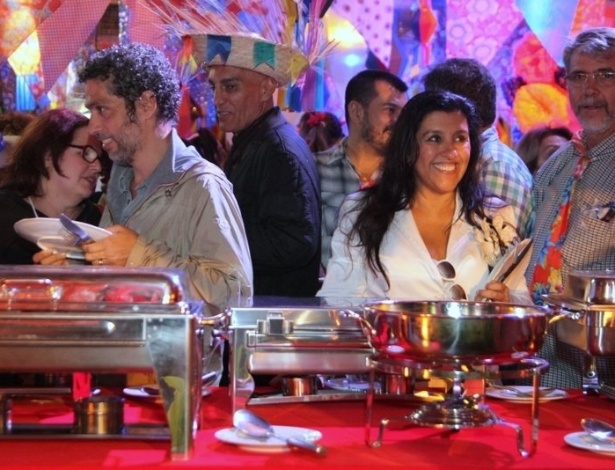 17.jun.2013 - A atriz Regina Casé se serve no bufê da festa festa junina organizada por Alcione, o Arraiá da Marrom, no Rio de Janeiro