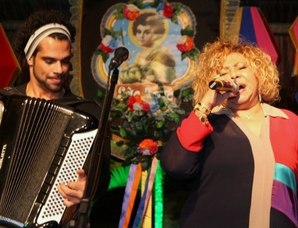 17.jun.2013 - A cantora Alcione dá um pequeno show na festa junina organizada por ela no Clube Português, no Rio de Janeiro