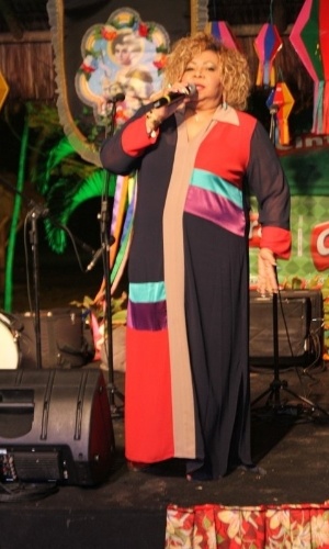 17.jun.2013 - A cantora Alcione fala com seus convidados na festa junina organizada por ela, o Arraiá da Marrom, no Rio de Janeiro