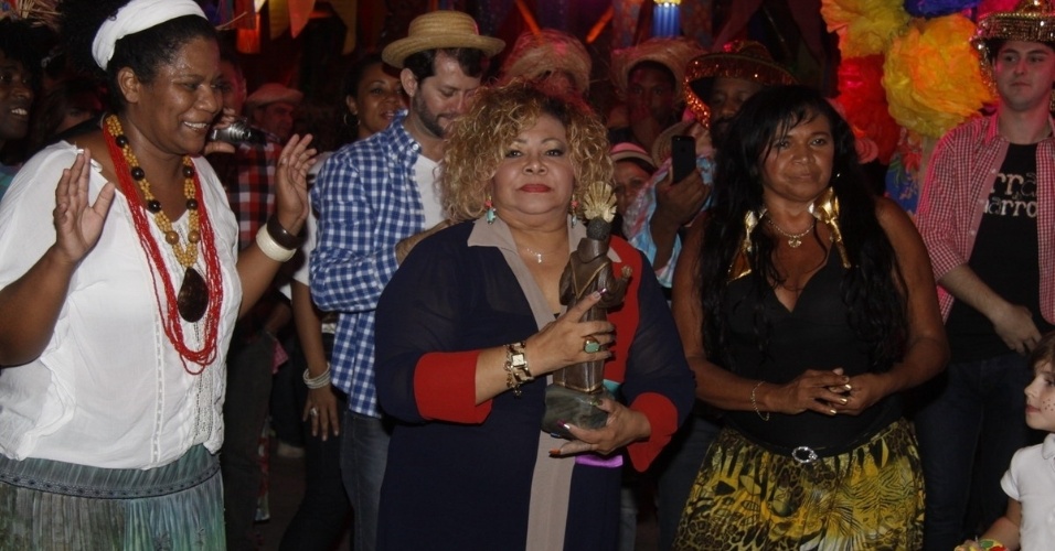 17.jun.2013 - A cantora Alcione na festa junina que organiza todos os anos: o Arraiá da Marrom