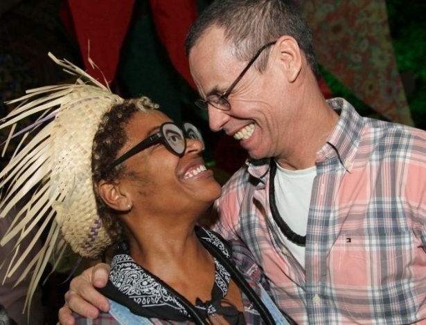 17.jun.2013 - A cantora Martinália e dançarino Carlinhos de Jesus posam sorrindo no Arraiá da Marrom, no Rio