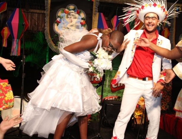 17.jun.2013 - A peruca do cantor Mumuzinho cai durante o casamento no Arraiá da Marrom, no Rio