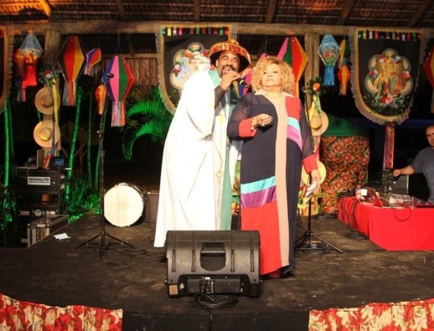 17.jun.2013 - Aílton Cruz e Alcione  preparam a turma para a quadrilha na festa junina organizada pela cantora, o Arraiá da Marrom, no Rio de Janeiro