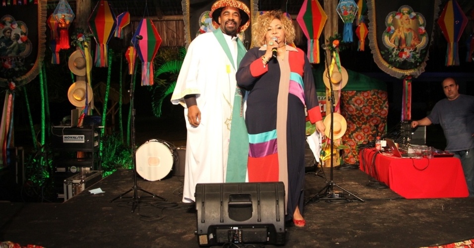 17.jun.2013 - Aílton Cruz e Alcione  preparam a turma para a quadrilha na festa junina organizada pela cantora, o Arraiá da Marrom, no Rio de Janeiro