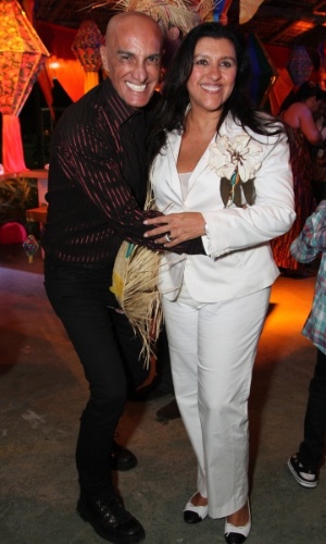 17.jun.2013 - Amin Khader e Regina Casé na festa junina organizada pela cantora Alcione, no Rio de Janeiro