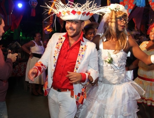 17.jun.2013 - Convidados da festa junina organizada pela cantora Alcione, o Arraiá da Marrom, dançam quadrilha após o casamento entre os 'noivos' Diogo Nogueira e Mumuzinho, no Rio 