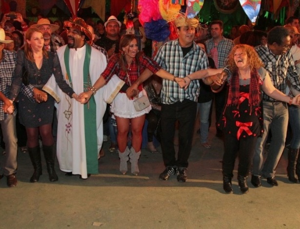 17.jun.2013 - Convidados da festa junina organizada pela cantora Alcione, o Arraiá da Marrom, dançam quadrilha após o casamento entre os 'noivos' Diogo Nogueira e Mumuzinho, no Rio 