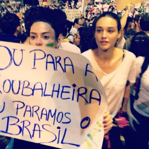 17.jun.2013 - Débora Nascimento posa com Thaila Ayala em manifestação no Rio. "O Gigante acordou", afirmou