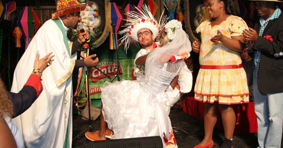 17.jun.2013 - Mumuzinho e Diogo Nogueira incorporam os noivos da festa junina de Alcione, no Rio de Janeiro