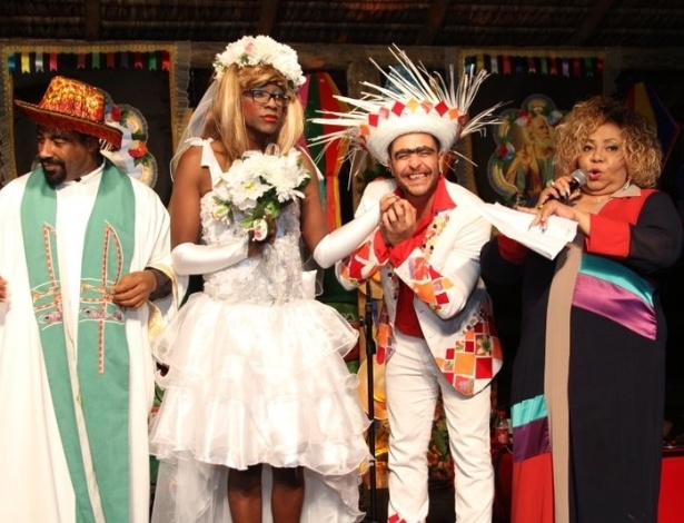 17.jun.2013 - Mumuzinho e Diogo Nogueira se casam na festa junina organizada pela cantora Alcione, no Rio