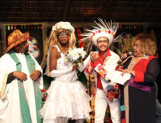 17.jun.2013 - Mumuzinho e Diogo Nogueira se casam na festa junina organizada pela cantora Alcione, no Rio