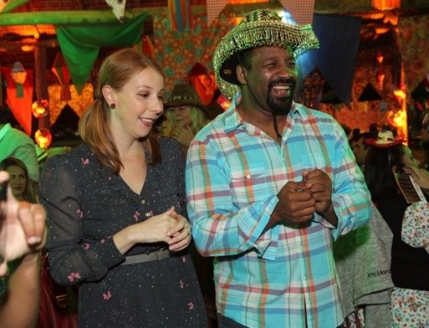 17.jun.2013 - O ator Aílton Graça e a mulher Cátia Naiana participam da festa junina organizada pela cantora Alcione em clube no Rio de Janeiro
