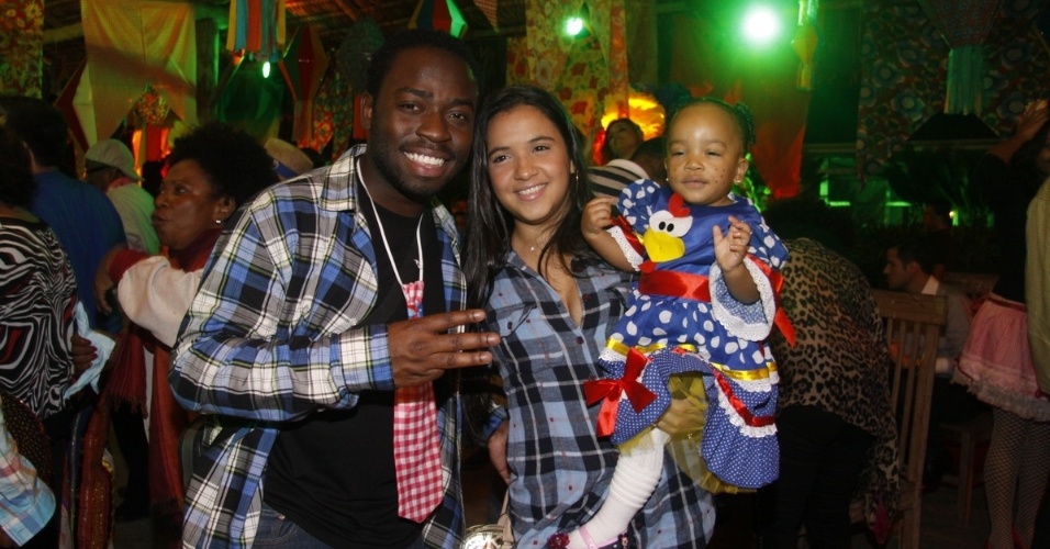17.jun.2013 - O ator Douglas Silva posa com a família no Arraiá da Marrom, festa junina organizada pela cantora Alcione, no Rio de Janeiro