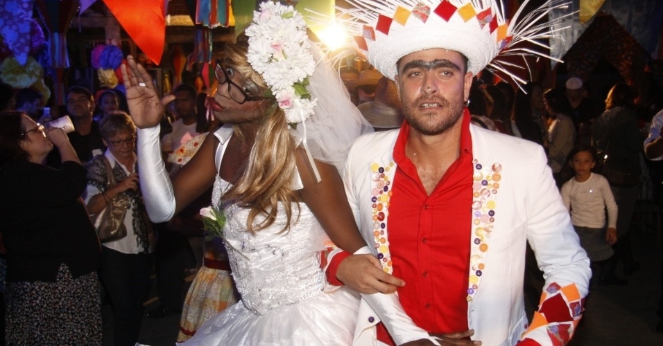 17.jun.2013 - O cantor Diogo Nogueira foi o noivo do Arraiá da Marrom, festa junina organizada pela cantora Alcione, no Clube Português, no Rio de Janeiro